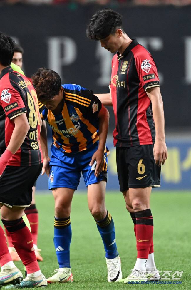 FC서울과 울산현대의 K리그1 2023 28라운드 경기가 27일 서울월드컵경기장에서 열렸다. 서울 기성용이 볼 다툼 중 넘어진 울산 이청용을 다독이고 있다. 상암=허상욱 기자wook@sportschosun.com/2023.08.27/