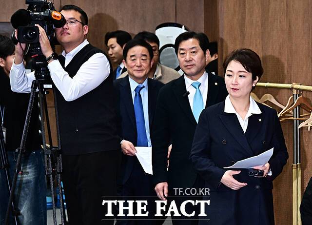 '합당 무용론'을 지지하는 이들 중 적지 않은 이들이 정청래 대표가 자신의 정치적 입지 확대를 위해 합당이라는 거대 이슈를 이용한다고 의심한다. '정 대표가 당대표 연임을 위한 당내 세력 확장의 수단으로 합당을 이용하고 있다'고 보는 것이다. 사진은 이언주·강득구·황명선 더불어민주당 최고위원이 지난 23일 국회 소통관에서 열린 정 대표의 '기습 합당 제안'을 비판하는 내용의 긴급 기자회견에 참석하는 모습. /배정한 기자