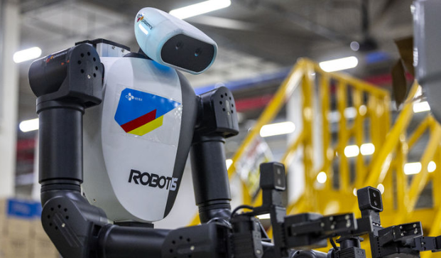 27일 산업연구원 ‘국내 제조업 디지털 전환 실태 분석과 시사점’ 보고서에 따르면 디지털 전환 기술을 새로 도입한 제조업 사업체 비중은 2024년 12.6%에서 지난해 26.9%로 2배 이상 늘었다. 사진은 지난 10일 경기 군포시 CJ대한통운 스마트풀필먼트센터에서 작업하고 있는 AI 휴머노이드 로봇. / 뉴시스