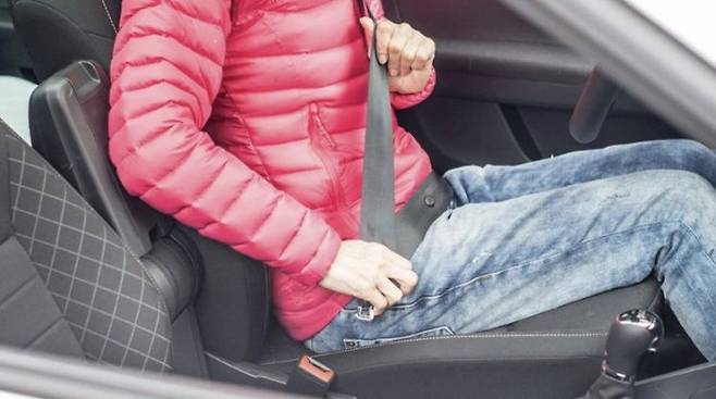 두꺼운 겨울 옷을 입은 채 안전벨트를 매면 오히려 더 위험할 수 있다. 사진은 기사 중 특정 표현과 관련 없음. 악사(AXA) 홈페이지 캡처