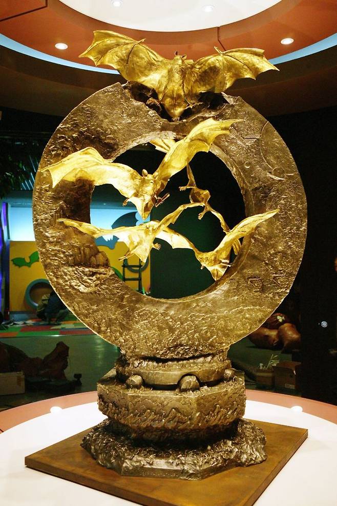 황금박쥐상은 은으로 된 원형 구조물 위에 순금으로 만든 6마리의 황금박쥐가 날개를 펼치고 날아오르는 모습을 형상화했다. 제작 당시 순금 가격 기준 재료비는 약 27억 원 수준이었다. 아시아경제DB