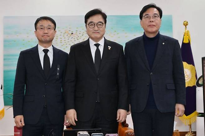 (서울=연합뉴스) 황광모 기자 = 더불어민주당 한병도 원내대표(왼쪽)와 국민의힘 송언석 원내대표(오른쪽)가 27일 국회에서 우원식 국회의장 주재로 열린 여야 원내대표 회동에서 만나 기념 촬영하고 있다. 2026.1.27 [공동취재]