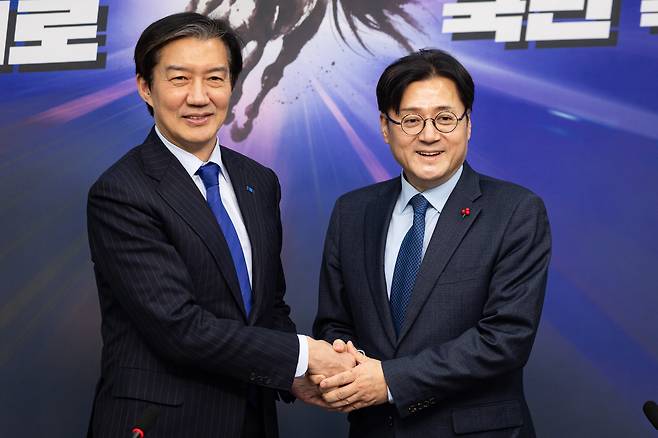 조국 조국혁신당 대표가 26일 서울 여의도 국회에서 홍익표 청와대 정무수석을 접견, 기념 촬영을 하고 있다. /뉴스1