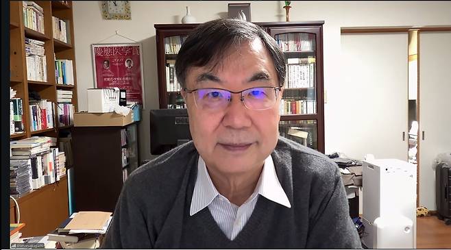 작년 노벨의학상 수상자인 사카구치 시몬 오사카대 교수가 자택에서 본지와 줌으로 인터뷰하는 모습/도쿄=성호철 특파원