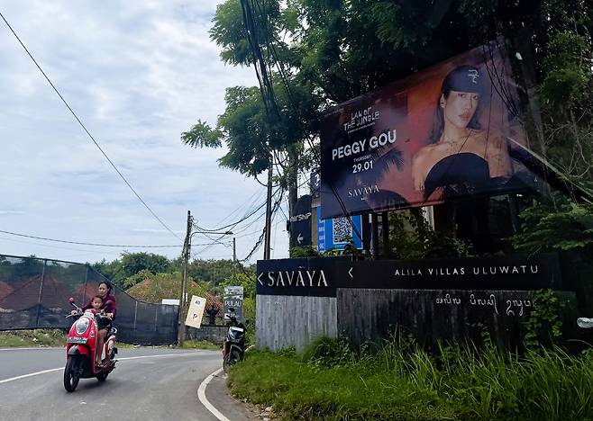 지난 12일 인도네시아 발리주 울루와투 한 도로에 붙여진 현지 유명 클럽 광고판에 한국인 DJ 페기구의 공연 소식을 전하고 있다. 페기구는 세계 DJ 순위 (DJ Mag Top 100 DJs) 2025년 기준 세계 7위를 기록하며 여성 DJ 중 1위 기록했다./김동환 기자