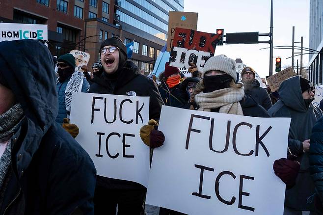 25일 미국 미네소타주 미니애폴리스에서 이민세관단속국에 항의하는 시위가 열렸다.  /AFP 연합뉴스