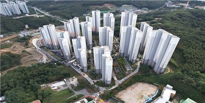 지난해 12월 입주를 시작한 1950가구 규모 기업형 민간 임대주택 '힐스테이트 용인포레' 모습. 이 단지는 2021년 완공하고도 진입 도로를 확보하지 못해 4년간 사업이 멈춰 있었지만, 주택도시보증공사(HUG)와 용인시 등의 협력으로 대체 도로를 만들면서 입주를 할 수 있게 됐다. /현대엔지니어링