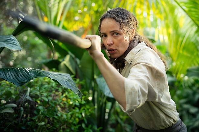 직장 내 괴롭힘을 당했던 린다(레이첼 맥아담스)는 상사와 단둘이 무인도에 갇히면서 반격을 꾀한다. /월트디즈니 컴퍼니 코리아