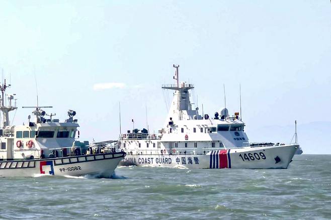 지난해 12월 29일 대만 마쭈 인근 해역에서 대만 해경선(왼쪽)과 중국 해경선(오른쪽)이 근접해 항해하고 있다. /로이터연합뉴스