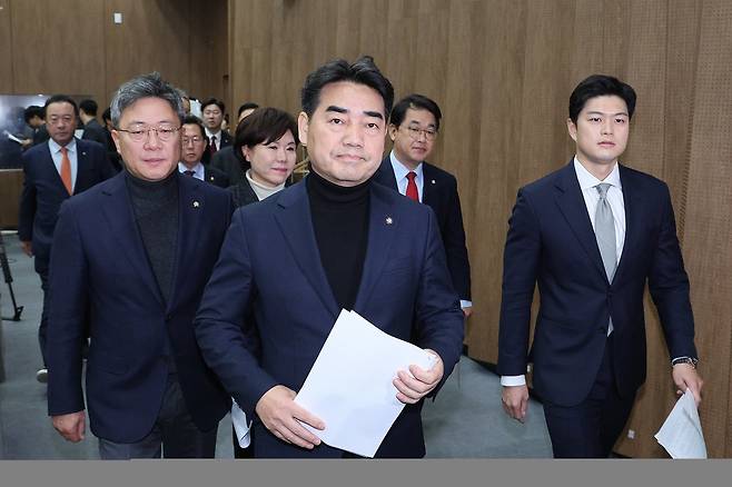 이성권 의원을 비롯한 국민의힘 초·재선 의원들이 3일 서울 여의도 국회 소통관에서 가진 비상계엄 1년 성찰과 반성 기자회견에 참석하고 있다. 2025.12.3 뉴스1