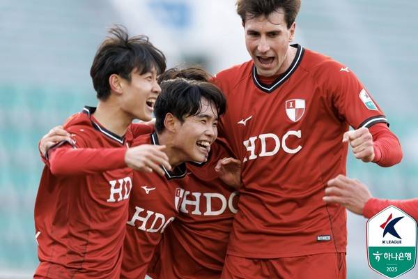전성진(가운데, 부산아이파크). 한국프로축구연맹 제공