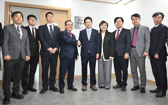 대구시와 경북도는 지난 26일 양쪽 기조실장을 공동단장으로 ‘대구경북통합추진단’을 발족했다. 경북도 제공