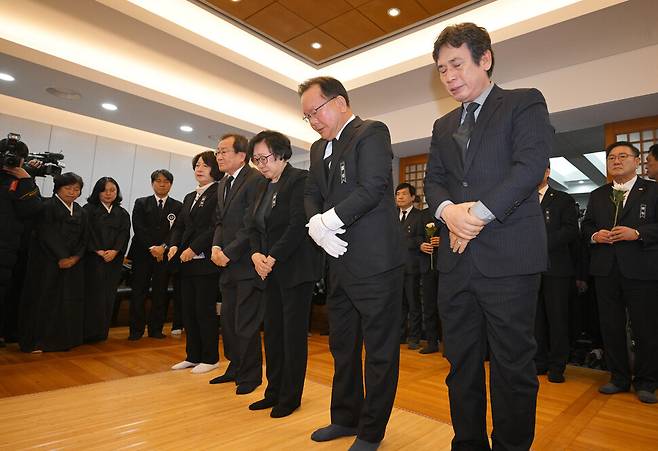 한명숙 전 국무총리, 김부겸 전 국무총리, 유시민 전 노무현재단 이사장 등이 27일 서울 종로구 서울대학교병원 장례식장에서 고 이해찬 전 국무총리의 빈소를 조문하고 있다. 공동취재사진