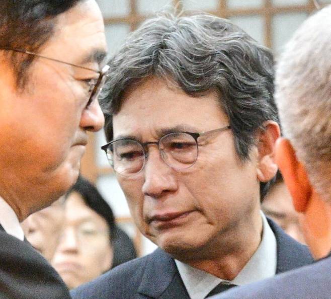 유시민 전 노무현재단 이사장이 27일 서울 종로구 서울대학교병원 장례식장에서 고 이해찬 전 국무총리의 빈소를 조문하고 있다. 공동취재사진