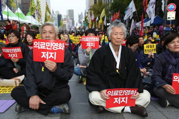 2014년 서울 청계광장 세월호집회에 참여한 고인(앞줄 오른쪽)과 필자(앞줄 왼쪽). 백기완재단 제공