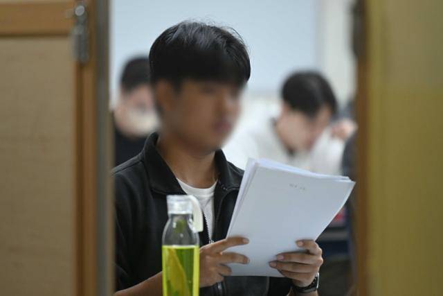 2026학년도 대학수학능력시험(수능)이 치러진 지난해 11월 13일 서울 종로구 경복고에 마련된 고사장에서 수험생이 시험을 준비하고 있다. 사진공동취재단