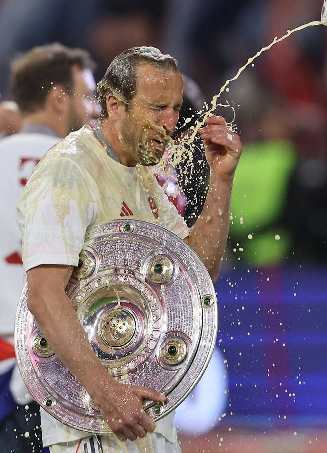 케인이 분데스리가 우승 세리머니 현장에서 맥주를 맞고 있다. 사진=AFP 연합뉴스