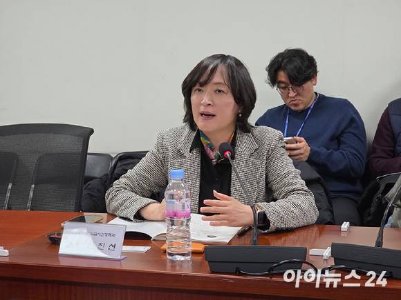 한진선 고용노동부 임금시간정책과장이 27일 국회 의원회관에서 열린 'K-게임, 주52시간 탄력적 운영 정책토론회'에서 발언하고 있다. [사진=박정민 기자]