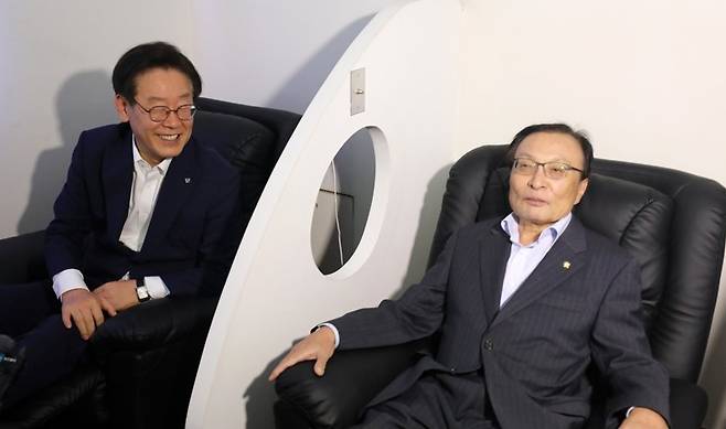 2019년 7월 4일 고 이해찬 전 국무총리가 더불어민주당 대표이던 시절 당시 경기도지사였던 이재명 대통령과 폭염 취약 거주지 현장 점검으로 경기도 평택시 송탄소방서에 설치된 이동 노동자 무더위 쉼터를 방문해 힐링 테라피 체험을 하고 있다. 2019.7.4 [사진=연합뉴스]