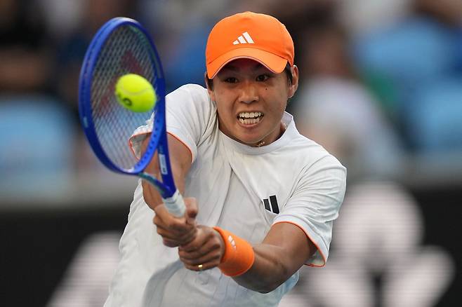 미국 테니스의 샛별 러너 티엔이 25일 열린 호주오픈 16강에서 러시아의 다닐 메드베데프를 상대로 강력한 백핸드를 구사하고 있다. [AP=연합뉴스]