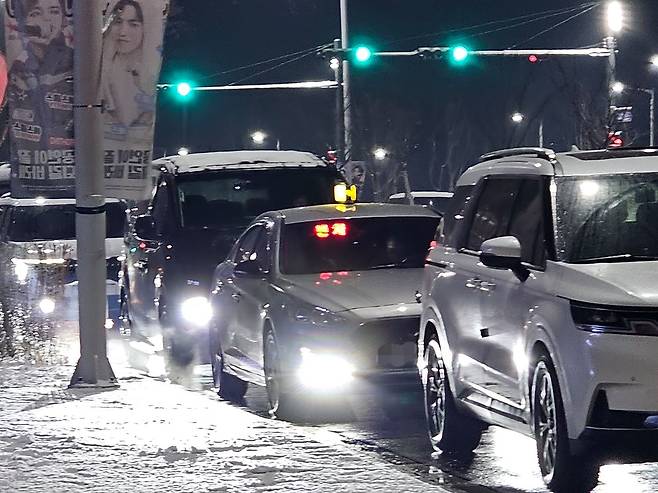 지난 23일 오후 유명 아이돌 가수의 공연이 열린 인천 인스파이어 아레나 인근에 '빈차등'을 켜고 주차된 택시들. 최모란 기자.