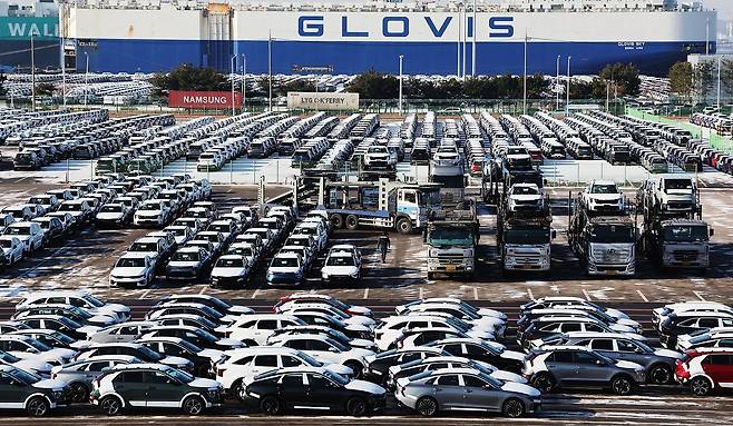 도널드 트럼프 미국 대통령이 한국 국회가 한미 간의 무역합의 이행에 필요한 법적 절차를 진행하지 않았다고 주장하며 한국산 제품에 대한 관세를 무역합의 이전 수준으로 다시 인상하겠다고 밝혔다. 사진은 27일 경기도 평택항에 수출용 차량이 세워져 있는 모습. 연합뉴스