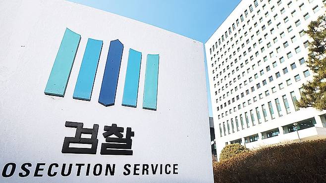 법무부의 검찰 중간간부 인사를 앞두고 내부망인 이프로스에는 사직 인사를 남기는 검사들의 글이 잇따라 올라왔다. 연합뉴스