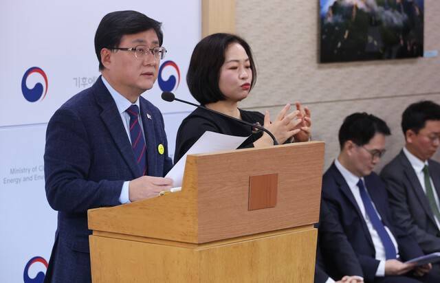 ▲ 김성환 기후에너지환경부 장관이 26일 정부세종청사 기후부 기자실에서 제12차 전력수급기본계획 추진 방향을 발표하고 있다. 연합뉴스