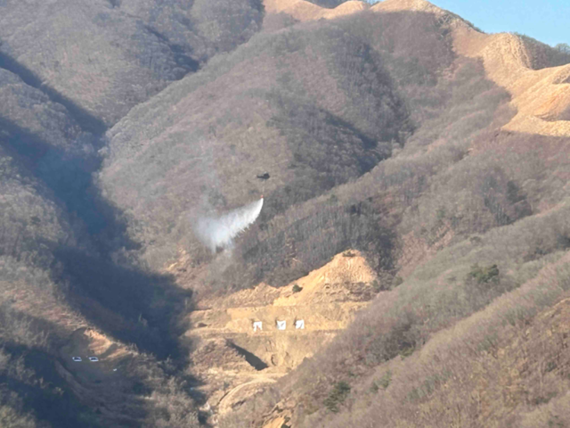 ▲ 27일 오후 1시 57분쯤 홍천군 남면 매봉산사격장에서 산불이 발생, 1시간 10분만인 오후 3시 10분쯤  불길이 잡혔다. 강원도소방본부 제공