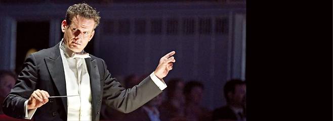 서울시향 공연을 위해 오는 29~30일 내한하는 지휘자 필리프 조르당.  ⓒMichael Poehn_Wiener Staatsoper