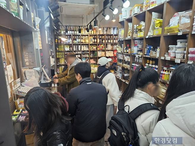 지난 23일 오후 서울 중구 주교동 방산시장에 위치한 베이킹 재료 가게에서 사람들이 제품을 둘러보고 있다. 해당 가게에서는 카다이프면, 마시멜로 등 두바이 쫀득 쿠키 핵심 재료를 판매하고 있다. /사진=박수빈 기자