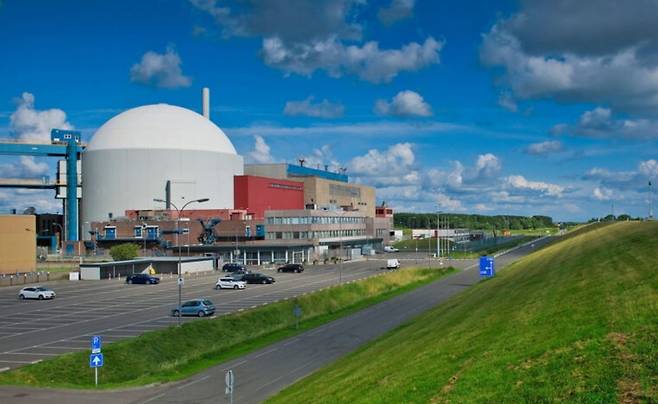 네덜란드 정부는 지난해 50여 년 만에 원자력 에너지 용량 확대 계획을 발표했다. 에너지 안보 이슈와 AI 개발 수요가 부각되면서 재생에너지로는 이를 감당할 수 없다는 위기감이 엿보인 정책 전환이다. 네덜란드의 원전은 1973년 제일란트주 보르셀에 지은 원자력 발전소 1기 뿐이다. 네덜란드 보르셀 원전 / 사진=보르셀 원전 운영사 EPZ