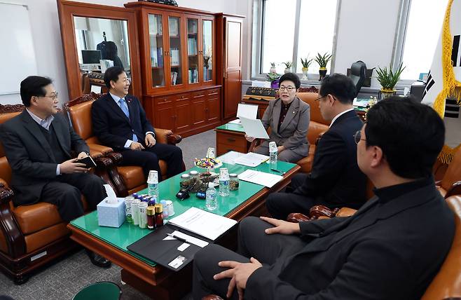 국회 재정경제기획위원회 임이자 위원장(가운데)이 27일 국회 본청 위원장실에서 구윤철 부총리 겸 재정경제부 장관 등과 면담하고 있다. 박민규 선임기자