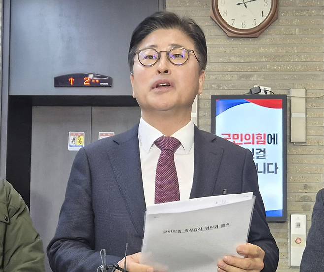 김종혁 국민의힘 전 최고위원이 지난 19일 서울 여의도 국민의힘 중앙당사에서 열린 윤리위원회에 출석한 뒤 취재진과 인터뷰하고 있다. 연합뉴스