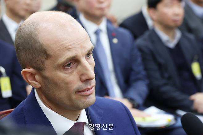 국회에서 지난달 30일 열린 쿠팡 개인정보 유출 등에 관한 청문회에서 해롤드 로저스 쿠팡 한국 임시대표가 의원 질의를 듣고 있다. 한수빈 기자