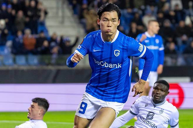 KRC Genk forward Oh Hyeon-gyu celebrates after scoring during a Europa League match against FC Basel in Genk, Belgium on Nov. 27, 2025. [AP/YONHAP]
