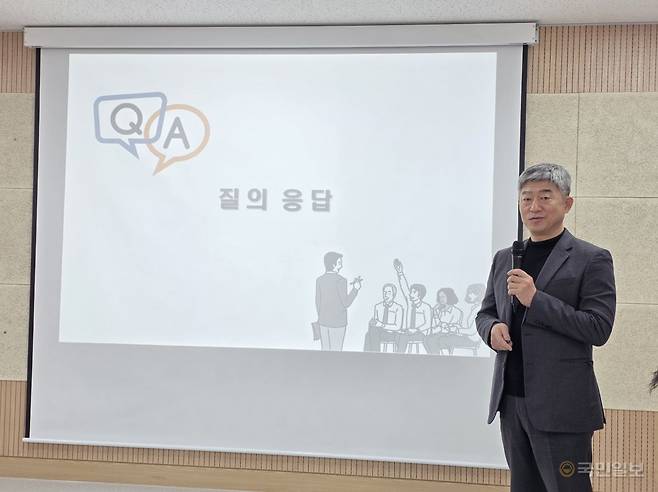 이형록 김포도시공사 사장이 27일 열린 ‘2026년 상반기 언론인 간담회’에서 기자의 질문에 답변하고 있다. 박재구 기자