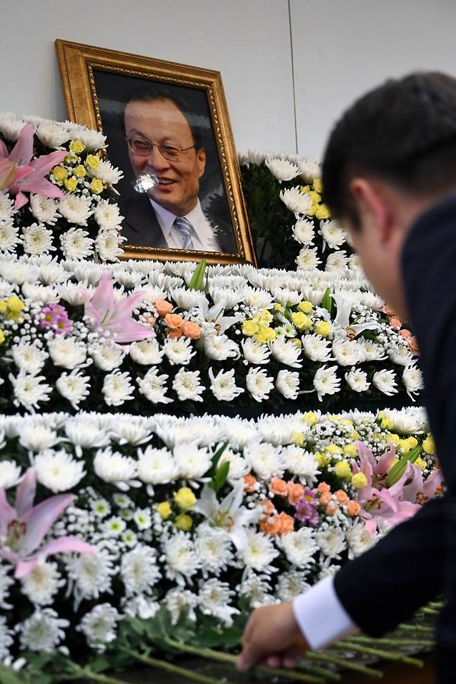 27일 서울 종로구 서울대학교병원 장례식장에 마련된 이해찬 전 국무총리의 빈소에서 한 시민이 조문하고 있다. 사진공동취재단