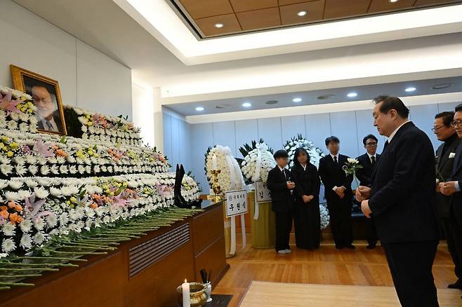 27일 서울 종로구 서울대학교병원 장례식장에 마련된 이해찬 전 국무총리의 빈소에서 정대철 대한민국헌정회장이 헌화하고 있다. 사진공동취재단
