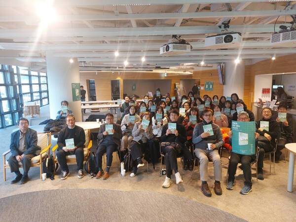 ‘2025 올해의 좋은 동시’ 출간기념회에서 선정위원 및 시인들이 함께 기념촬영을 하고 있다. 상상 제공