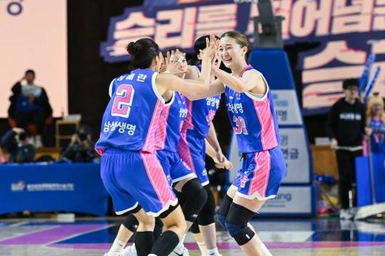 삼성생명, 종료 16초 전 가와무라 결승슛...신한은행 꺾고 3연승