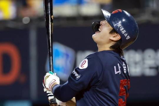 아쉬워하는 나승엽. 사진[연합뉴스]