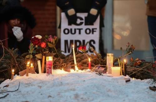 알렉스 프레티 총격 사망 장소에 마련된 임시 추모 공간 [로이터 = 연합뉴스]