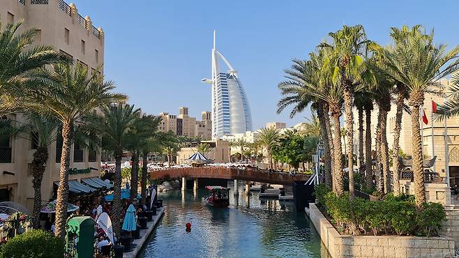 두바이 시내의 모습. 가운데 세계7성급 호텔로 알려진 부르츠 알아랍이 보인다.