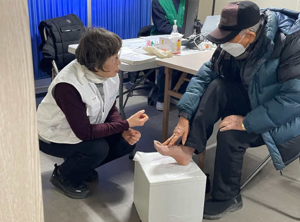 작은 컨테이너 병동에서 피부과 선생님이 진료를 보고 계신다. 눈을 맞추고 상냥한 목소리의 의사 선생님.