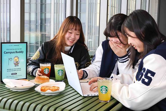 스타벅스 캠퍼스 버디인 대학생들. [사진=스타벅스 제공]