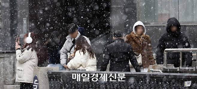 12일 서울 중구 충무로에 함박눈이 내리고 있다. [김호영 기자]