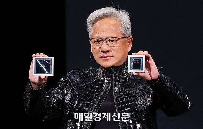 젠슨 황 엔비디아 최고경영자(CEO)가 5일(현지시간) 미국 네바다주 라스베이거스 퐁텐블루에서 열린 엔비디아 CES 2026 라이브에서 기조연설을 하던 중 AI 칩을 들어올리고 있다. (공동취재/뉴스1)