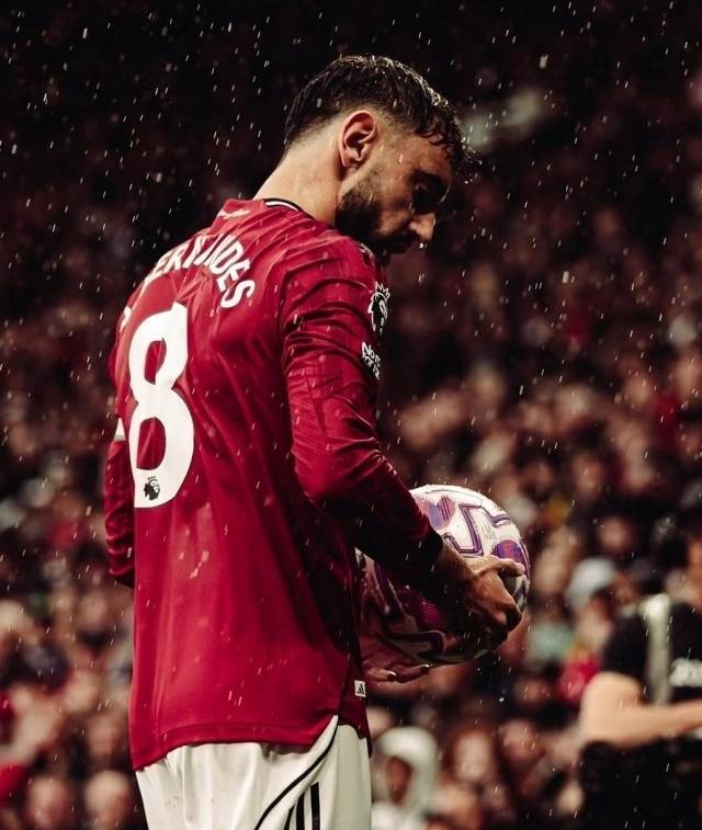 ‘미러’는 “맨유가 챔피언스리그에 진출한다면 페르난데스를 붙잡을 가능성이 커진다. 그럼에도 주급 40만 파운드(한화 약 8억원) 수준의 계약을 제시해야 할 것으로 보인다. 페르난데스를 팀 최고 연봉자로 만드는 조건이다”라고 설명했다. 사진=X