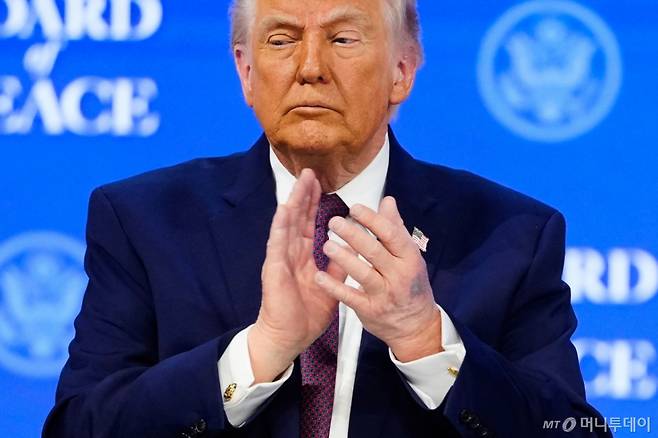 [다보스=AP/뉴시스] 사진은 22일(현지 시간) 스위스 다보스에서 열린 국제기구 '평화위원회' 서명식에 첨석한 도널드 트럼프 미국 대통령 왼손 손등에 멍이 들어 있는 모습. 2026.01.23. /사진=권성근